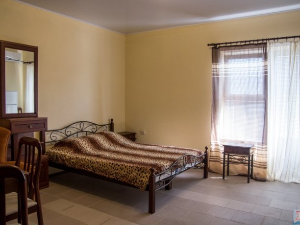 Люкс №21 (2к) однокомнатный, база отдыха «Арис», Кирилловка. Фото 1