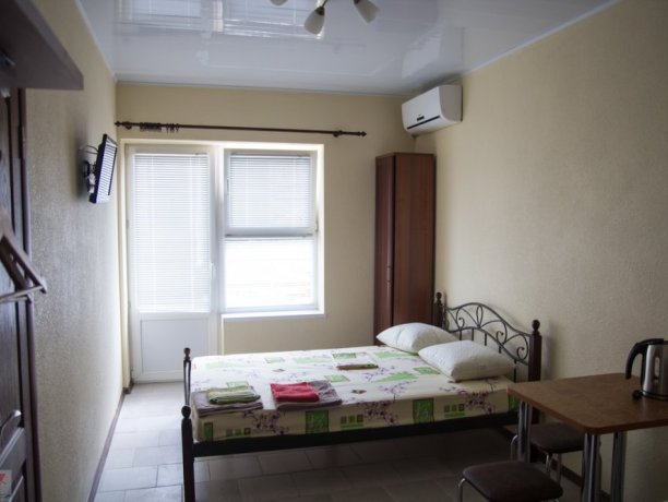 Люкс №22 (2к) однокомнатный, база отдыха «Арис», Кирилловка. Фото 1