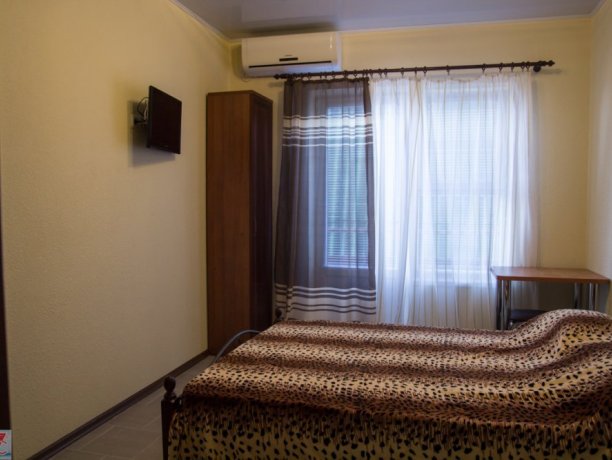 Люкс №28 (2к) однокомнатный, база отдыха «Арис», Кирилловка. Фото 1