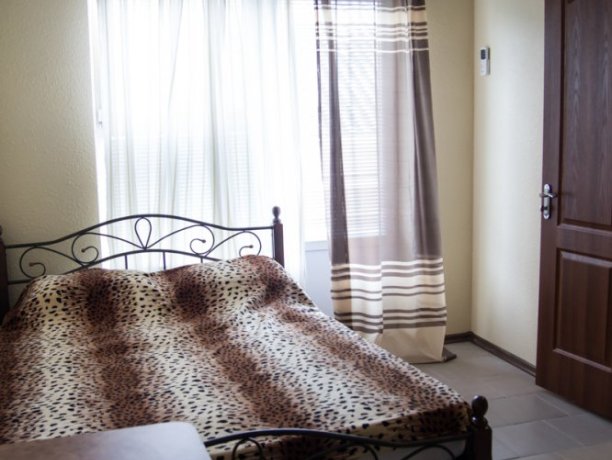 Люкс №34 (2к) однокомнатный, база отдыха «Арис», Кирилловка. Фото 1