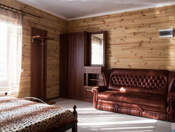 Люкс №33 (2к) однокомнатный, база отдыха «Арис», Кирилловка. Фото 1