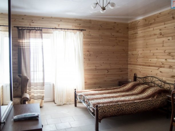 Люкс №36 (2к) однокомнатный, база отдыха «Арис», Кирилловка. Фото 1