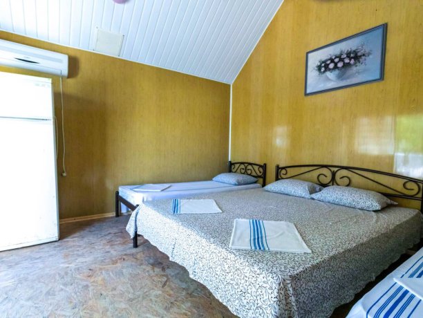 Домик 6 однокомнатный, база отдыха «Днепр», Кирилловка. Фото 1