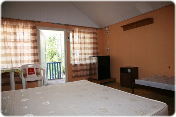 Домик 7 однокомнатный, база отдыха «Днепр», Кирилловка. Фото 1