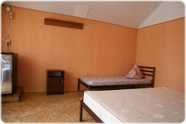 Домик 8 однокомнатный, база отдыха «Днепр», Кирилловка. Фото 1