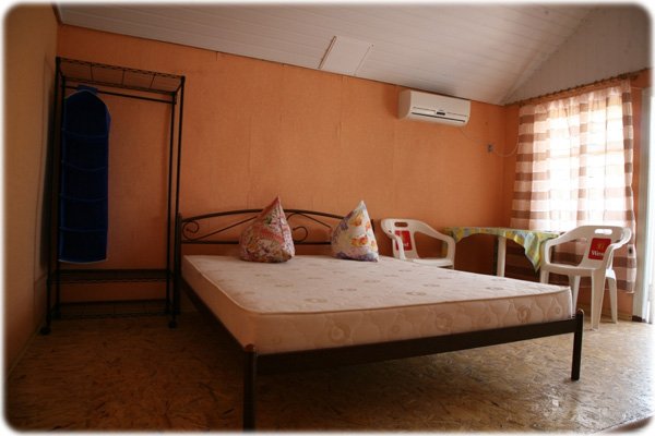 Домик 9 однокомнатный, база отдыха «Днепр», Кирилловка. Фото 1