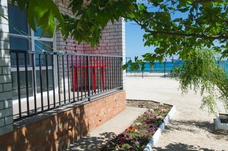 Люкс №1 (1 Корпус) однокомнатный, база отдыха «Ялта», Кирилловка. Фото 2