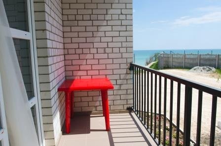 Люкс №1 (1 Корпус) однокомнатный, база отдыха «Ялта», Кирилловка. Фото 3