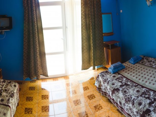 Люкс №1 (1 Корпус) однокомнатный, база отдыха «Ялта», Кирилловка. Фото 1