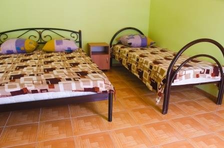 Люкс №2 (1 Корпус) однокомнатный, база отдыха «Ялта», Кирилловка. Фото 1