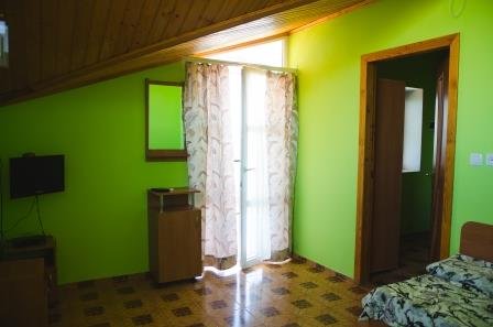 Люкс №4 (1 Корпус) однокомнатный, база отдыха «Ялта», Кирилловка. Фото 1