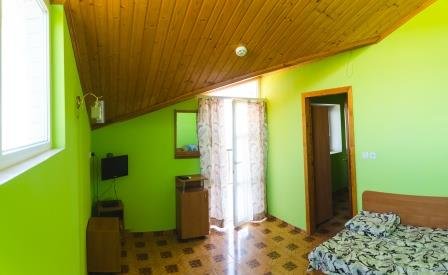 Люкс №4 (1 Корпус) однокомнатный, база отдыха «Ялта», Кирилловка. Фото 2