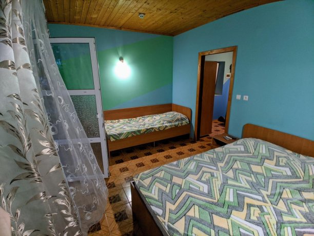 Люкс №6 (1 Корпус) однокомнатный, база отдыха «Ялта», Кирилловка. Фото 2