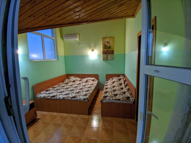 Люкс №7 (1 Корпус) однокомнатный, база отдыха «Ялта», Кирилловка. Фото 1