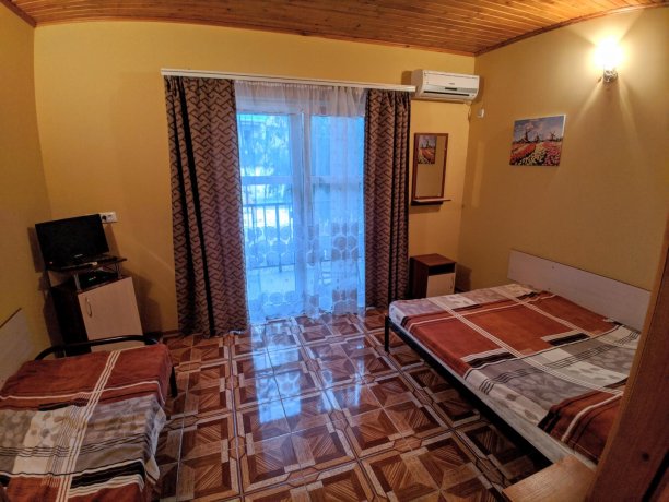 Люкс №9 (2 Корпус) однокомнатный, база отдыха «Ялта», Кирилловка. Фото 2