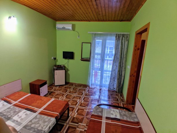 Люкс №10 (2 Корпус) однокомнатный, база отдыха «Ялта», Кирилловка. Фото 1