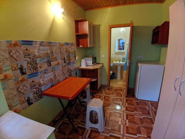 Люкс №10 (2 Корпус) однокомнатный, база отдыха «Ялта», Кирилловка. Фото 3