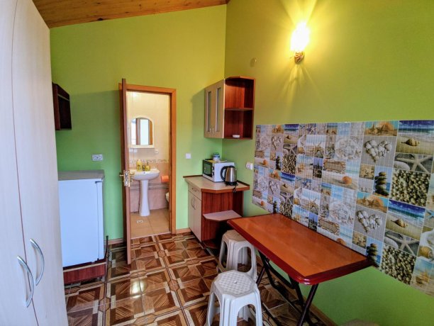 Люкс №11 (2 Корпус) однокомнатный, база отдыха «Ялта», Кирилловка. Фото 3