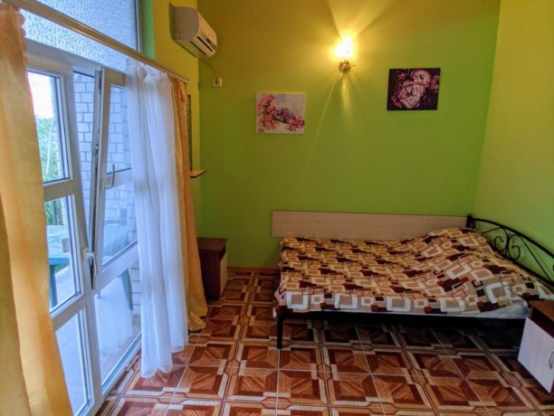 Люкс №11 (2 Корпус) однокомнатный, база отдыха «Ялта», Кирилловка. Фото 2