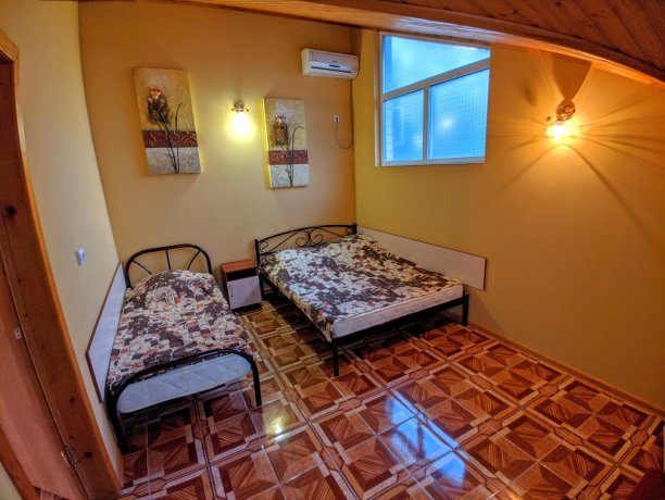 Люкс №12 (2 Корпус) однокомнатный, база отдыха «Ялта», Кирилловка. Фото 1