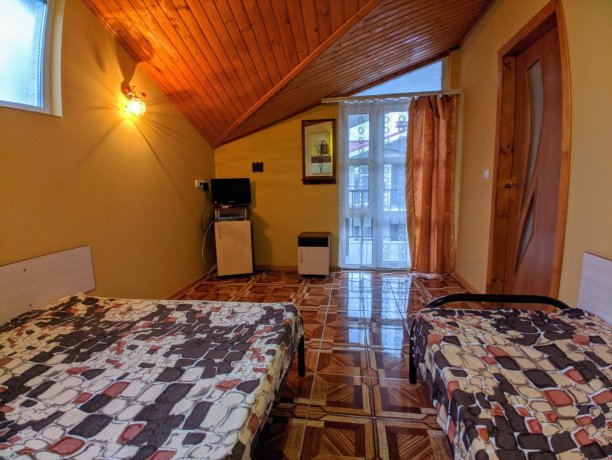 Люкс №12 (2 Корпус) однокомнатный, база отдыха «Ялта», Кирилловка. Фото 2