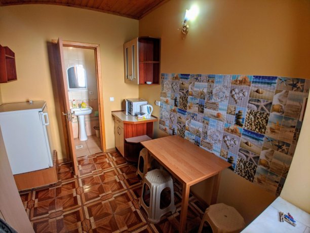 Люкс №13 (2 Корпус) однокомнатный, база отдыха «Ялта», Кирилловка. Фото 2