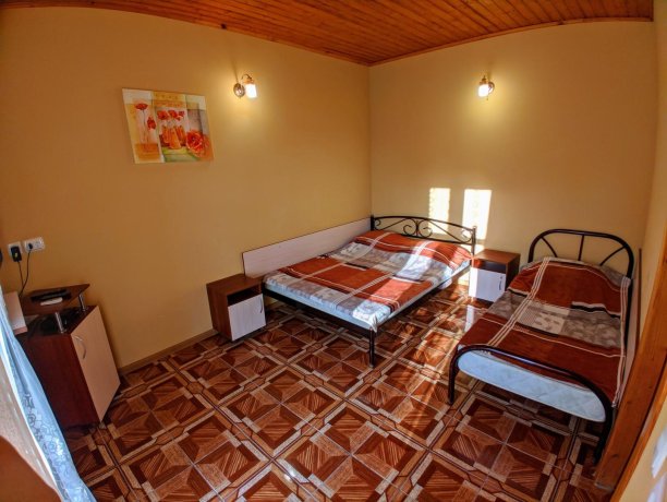 Люкс №13 (2 Корпус) однокомнатный, база отдыха «Ялта», Кирилловка. Фото 1