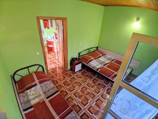 Люкс №14 (2 Корпус) однокомнатный, база отдыха «Ялта», Кирилловка. Фото 2