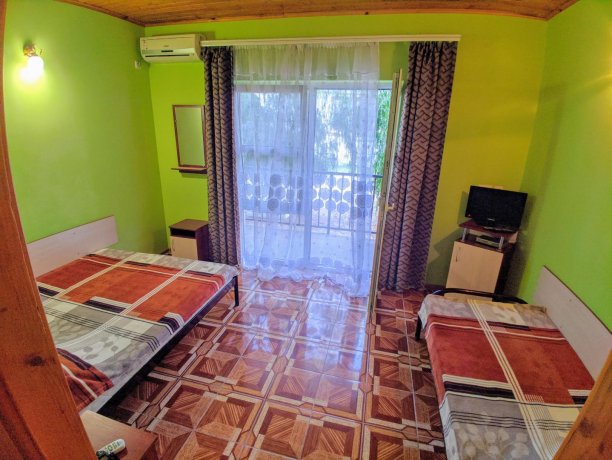 Люкс №14 (2 Корпус) однокомнатный, база отдыха «Ялта», Кирилловка. Фото 1