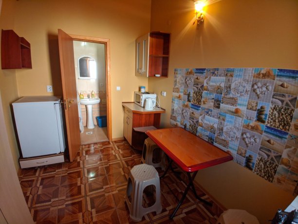 Люкс №15 (2 Корпус) однокомнатный, база отдыха «Ялта», Кирилловка. Фото 2