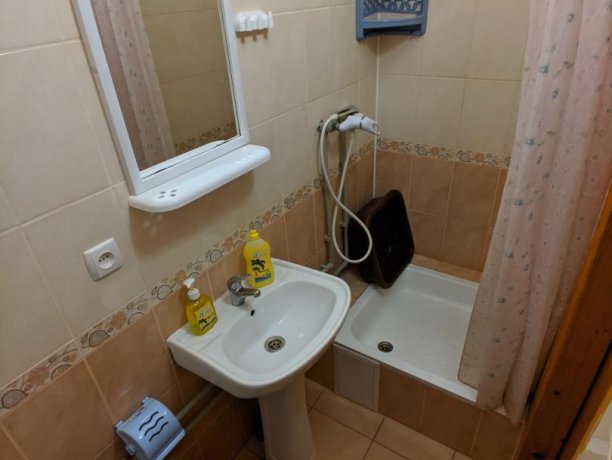 Люкс №16 (2 Корпус) однокомнатный, база отдыха «Ялта», Кирилловка. Фото 5