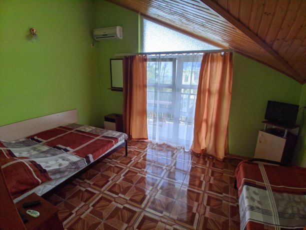 Люкс №16 (2 Корпус) однокомнатный, база отдыха «Ялта», Кирилловка. Фото 1