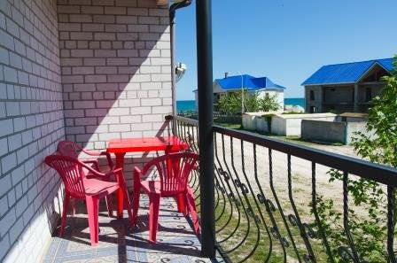 Люкс №19 (3 Корпус) однокомнатный, база отдыха «Ялта», Кирилловка. Фото 1