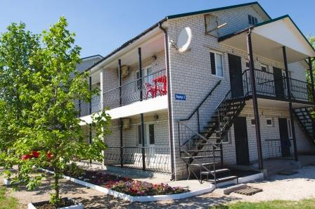 Люкс №19 (3 Корпус) однокомнатный, база отдыха «Ялта», Кирилловка. Фото 2