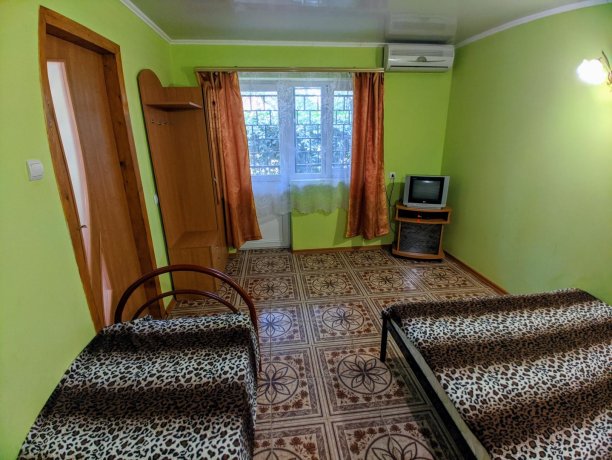 Люкс №21 (3 Корпус) однокомнатный, база отдыха «Ялта», Кирилловка. Фото 1