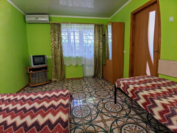 Люкс №18 (3 Корпус) однокомнатный, база отдыха «Ялта», Кирилловка. Фото 1