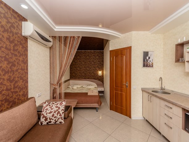 Люкс №4 VIP однокомнатный, гостевой дом «Гостевой Дом 170», Кирилловка. Фото 1