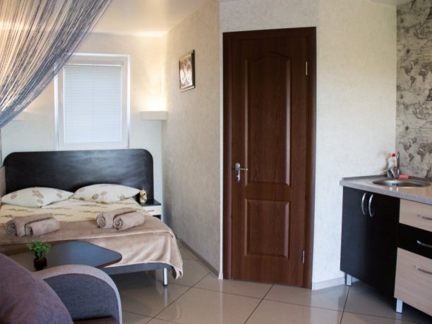 Люкс №3  VIP однокомнатный, гостевой дом «Гостевой Дом 170», Кирилловка. Фото 1