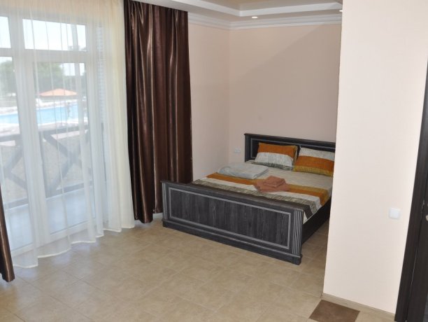 mini Suite №106 однокомнатный, база отдыха «Променад», Кирилловка. Фото 1