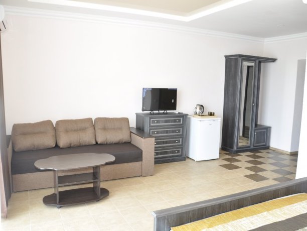 Suite №102* однокомнатный, база отдыха «Променад», Кирилловка. Фото 1