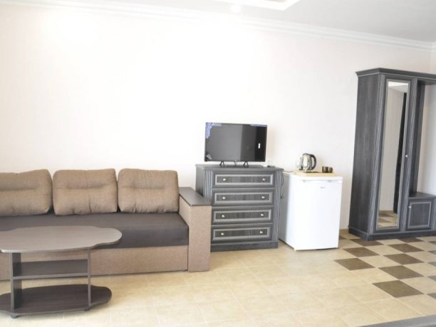 Suite №208 однокомнатный, база отдыха «Променад», Кирилловка. Фото 1