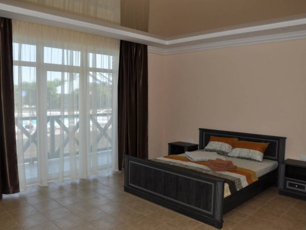 Suite №302* однокомнатный, база отдыха «Променад», Кирилловка. Фото 1