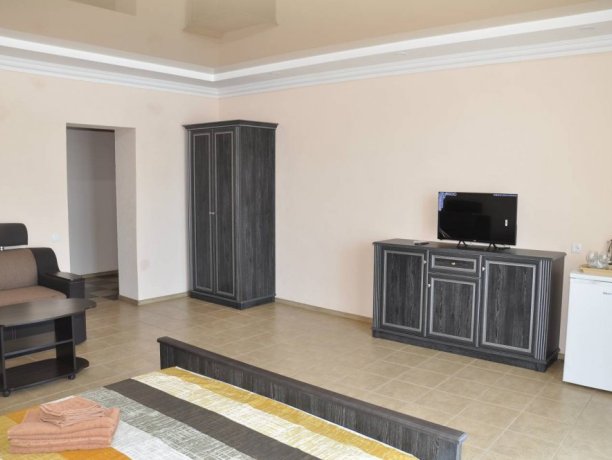 Junior Suite №309 однокомнатный, база отдыха «Променад», Кирилловка. Фото 1