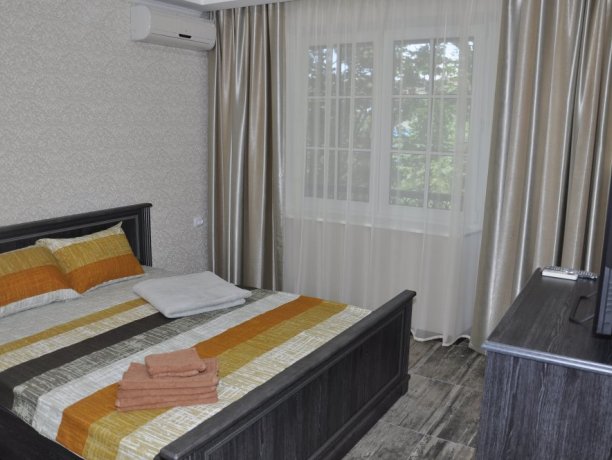 Апартаменты №12 двухкомнатный, база отдыха «Променад», Кирилловка. Фото 1