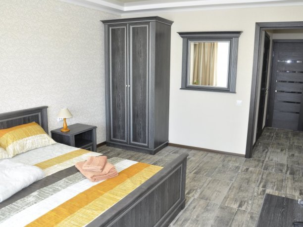 Апартаменты №21 двухкомнатный, база отдыха «Променад», Кирилловка. Фото 1