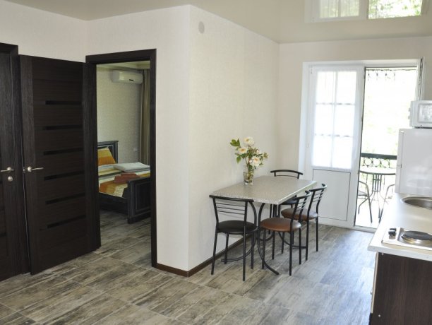 Апартаменты №22 двухкомнатный, база отдыха «Променад», Кирилловка. Фото 1