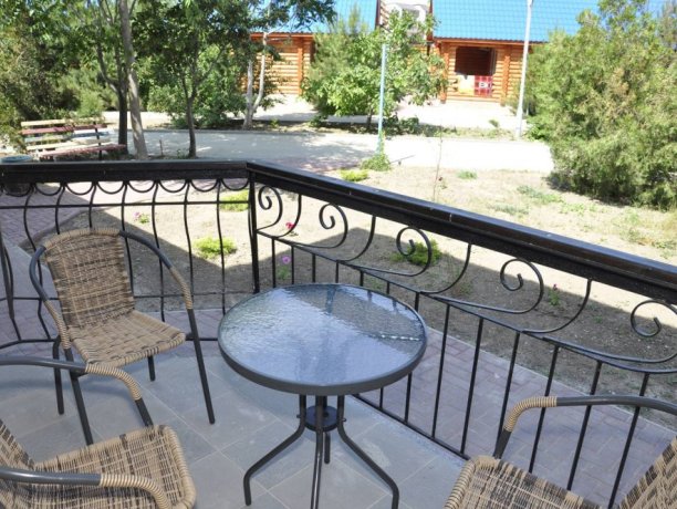 Апартаменты №7 двухкомнатный, база отдыха «Променад», Кирилловка. Фото 1