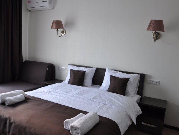 Люкс №2 двухкомнатный, гостевой дом «Фазенда», Кирилловка. Фото 1