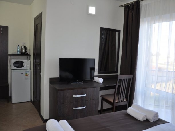 Полулюкс №6 однокомнатный, гостевой дом «Фазенда», Кирилловка. Фото 1