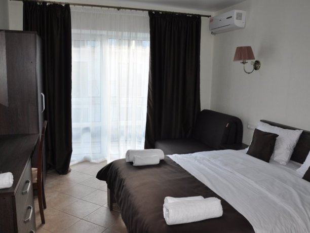 Люкс №1 двухкомнатный, гостевой дом «Фазенда», Кирилловка. Фото 1